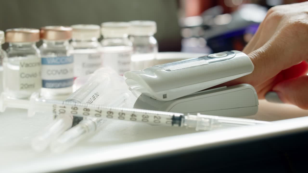 코로나19에 걸린 사람은 병원이나 진료소에서 산소 농도계로 산소 수치를 확인합니다 - 고립된 시야