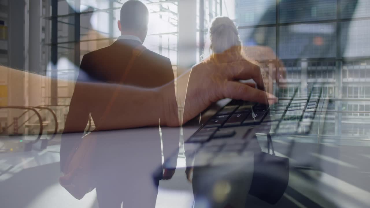 animación de mujeres que usan computadoras sobre personas de negocios