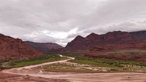 Luftdrohnen-Hyperlapse-Aufnahme-über-Dem-Fluss-Las-Conchas-Im-Calchaquí-Tal,-Salta,-Argentinien