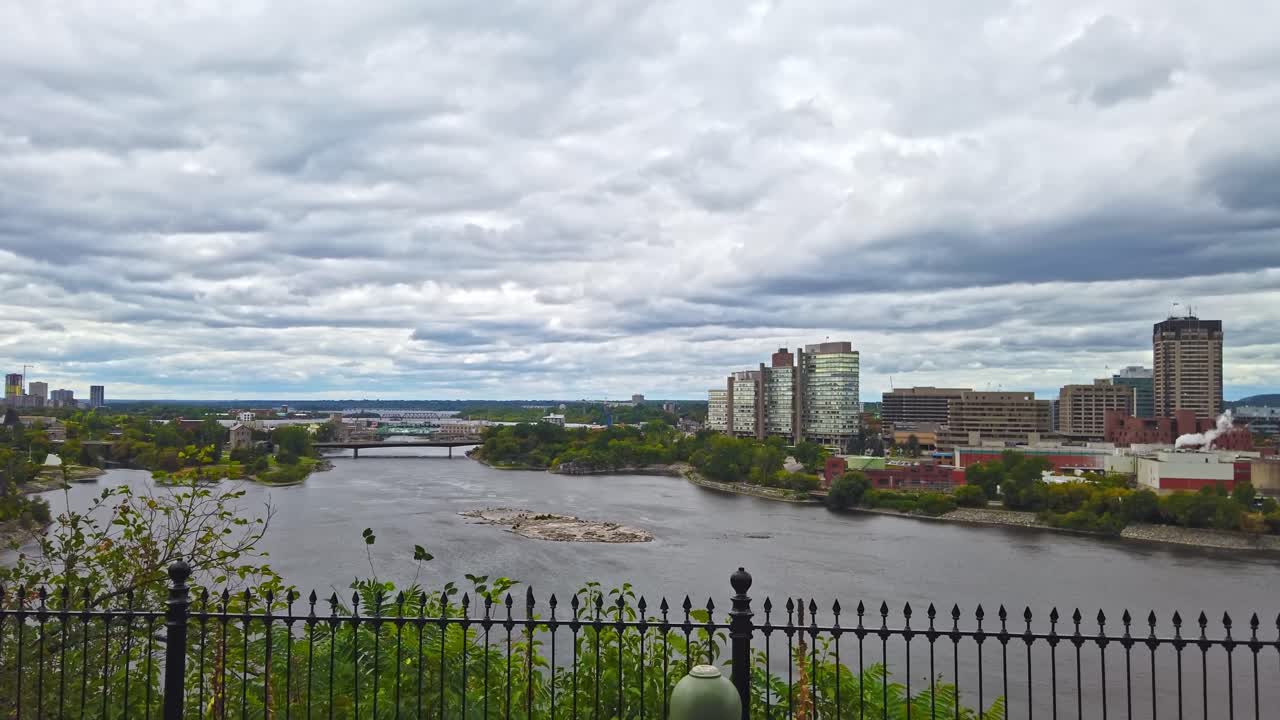 Fiume Ottawa ed edifici alti in Canada
