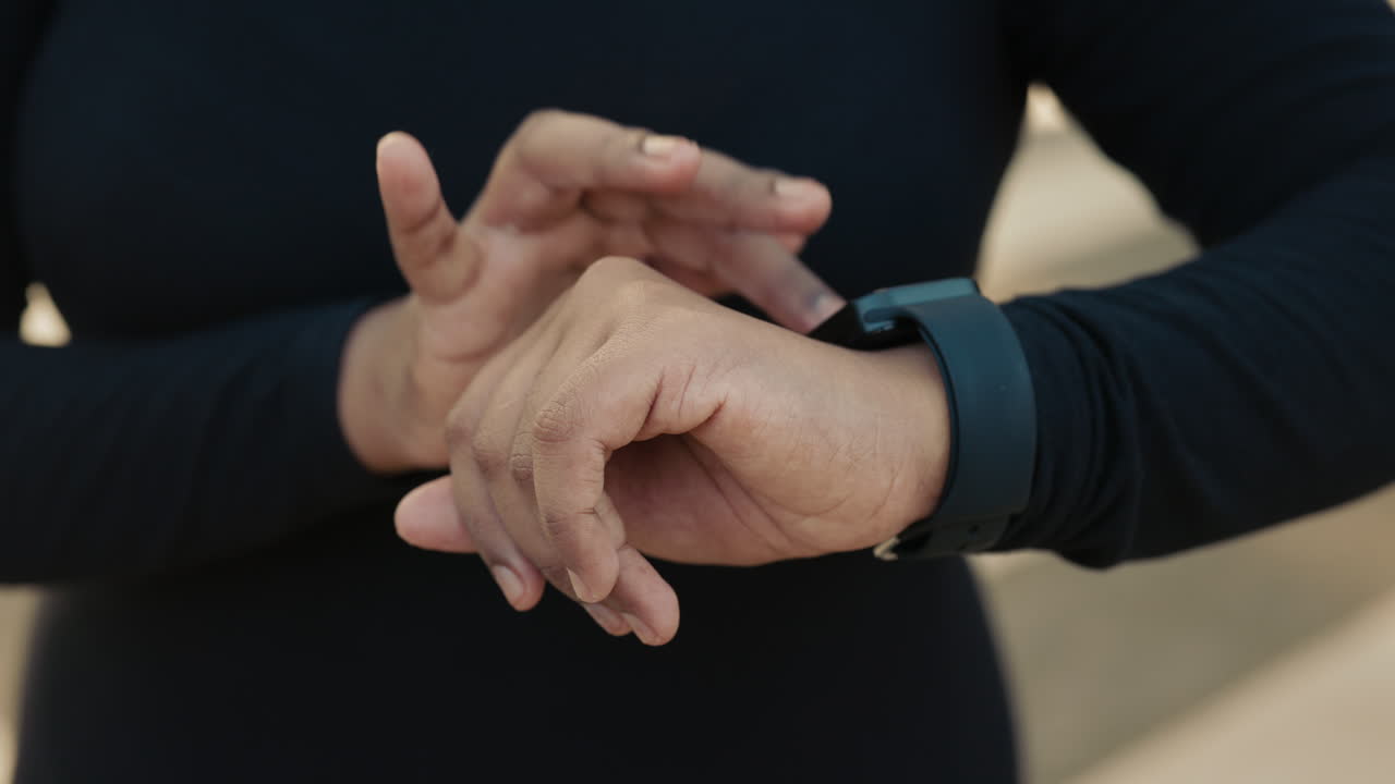 persona que utiliza un reloj inteligente