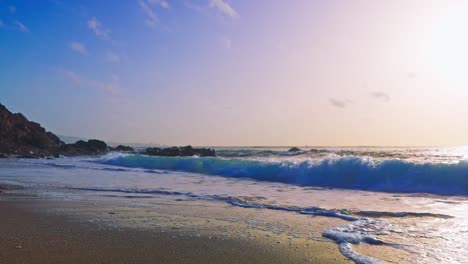 Kleine-Meereswellen-Am-Strand