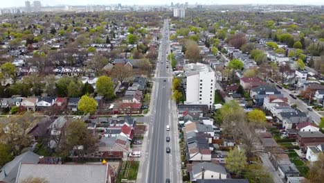 Vista-Aérea-De-Un-Barrio-Suburbano-Nublado-De-Toronto-En-Primavera