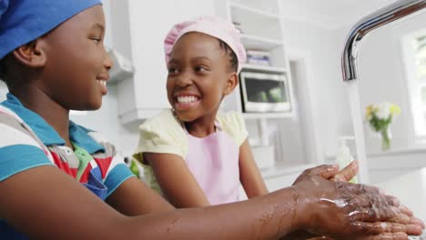 Niños-Lavándose-Las-Manos-En-La-Cocina