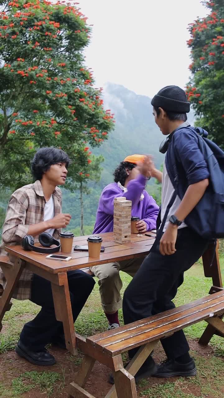 Jovem gesticulando adeus para seus amigos enquanto estão reunidos em um café ao ar livre