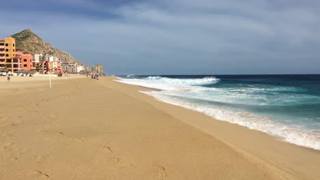 La-Ola-Roja-Se-Estrella-En-Una-Playa-Soleada-Por-Llevarse-Al-Camarógrafo