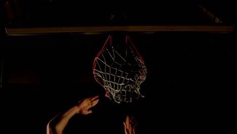 Basketballspieler-Spielt-Basketball-Auf-Dem-Platz-4k