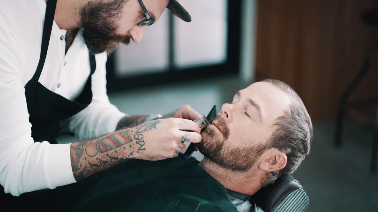 para un corte de calidad, reservar una cita con él