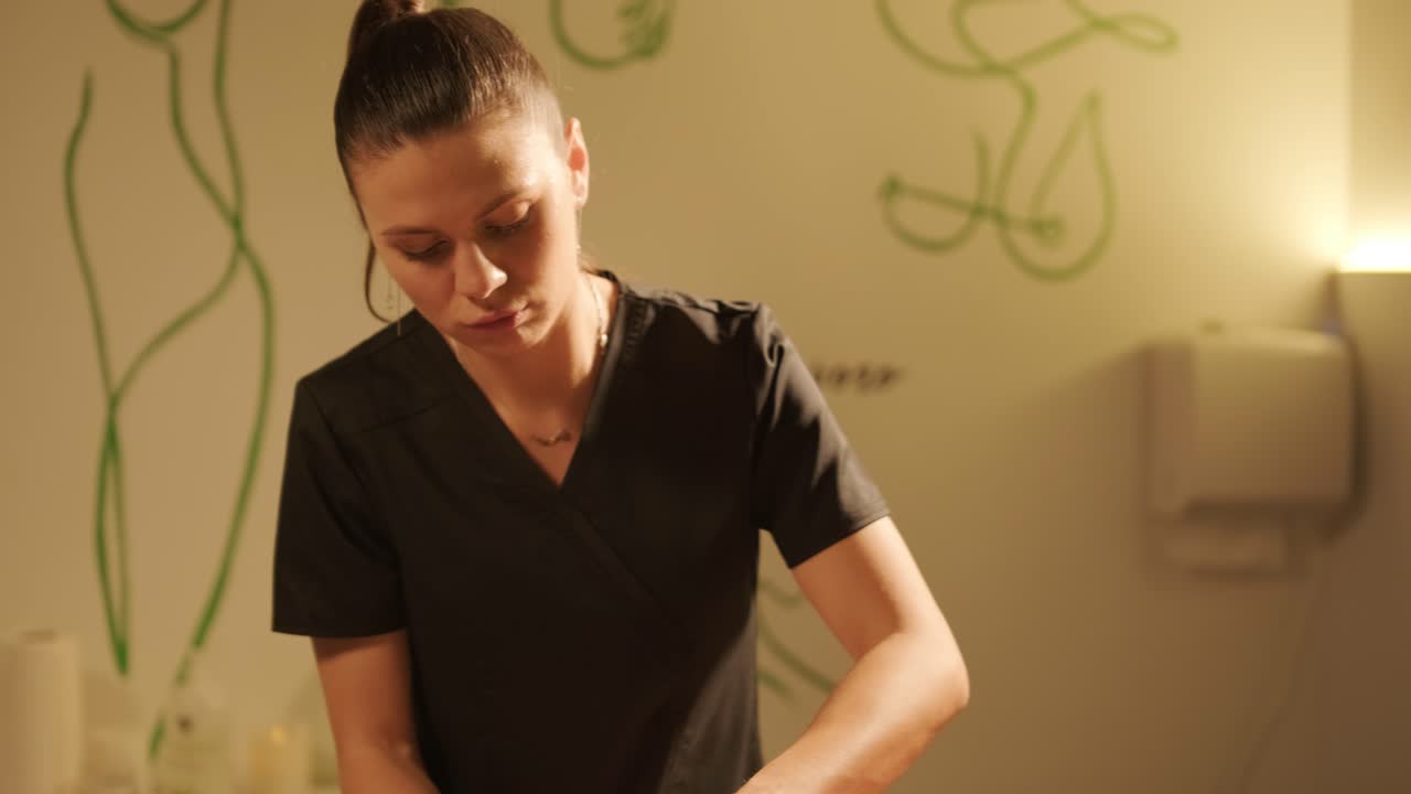 masajista profesional que realiza masajes de relajación