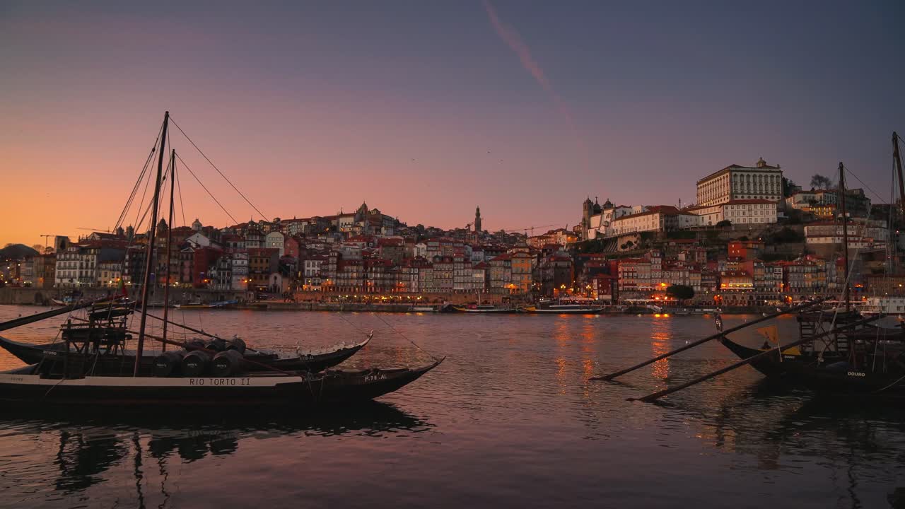 Cinemagraph 4K UHD de uma bela noite no Porto, Portugal, com os barcos no rio se movendo suavemente.