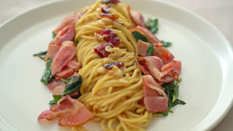 stir-fried spaghetti with dried chili and bacon