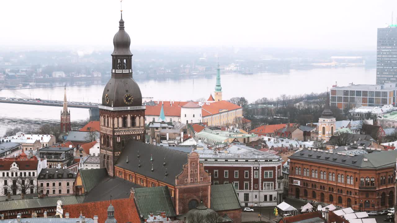riga, letonia. vista superior del paisaje urbano y el famoso punto de referencia - la catedral de la cúpula de riga en la niebla brumosa un día de invierno lluvioso