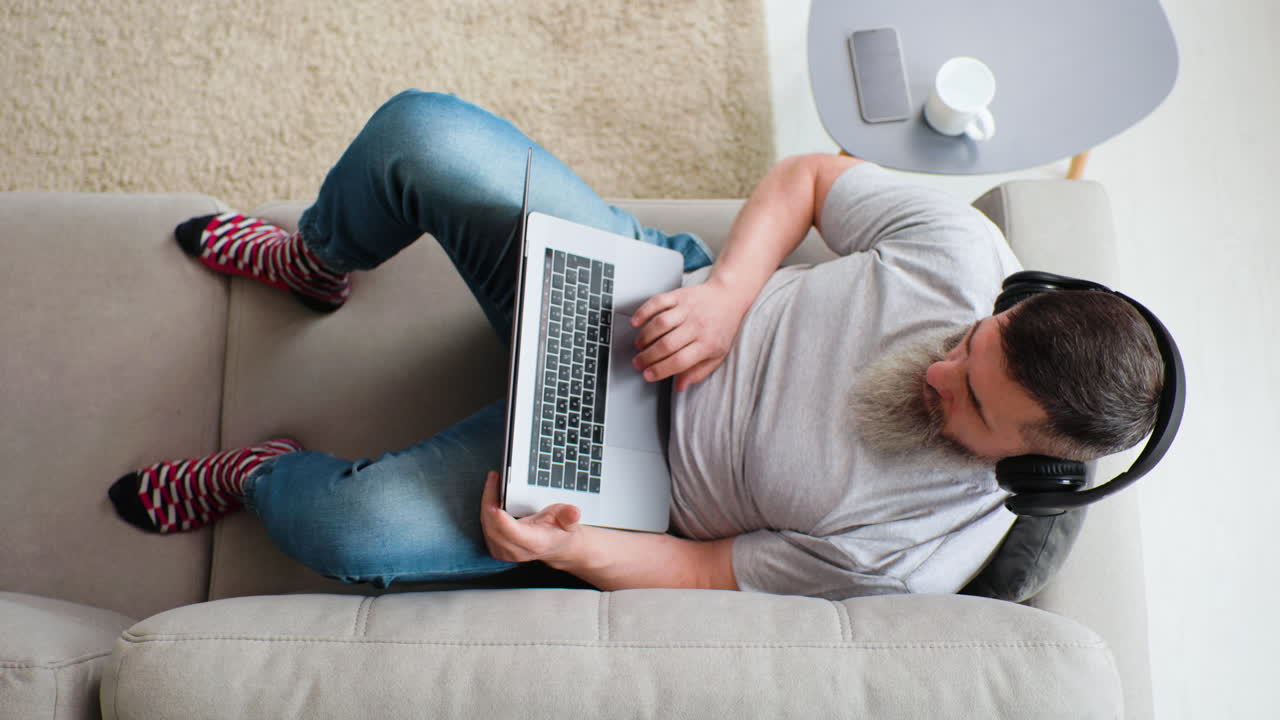 집에 있는 백인 남자