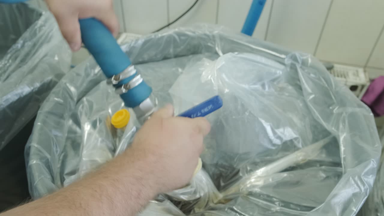 производственный процесс на современном заводе по производству напитков