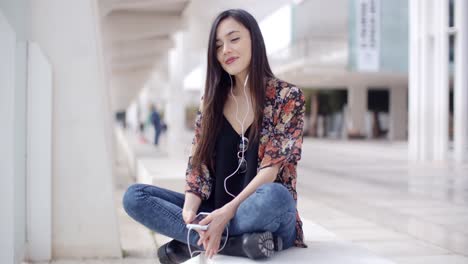 Mujer-Joven-De-Moda-Escuchando-Música-En-La-Ciudad.