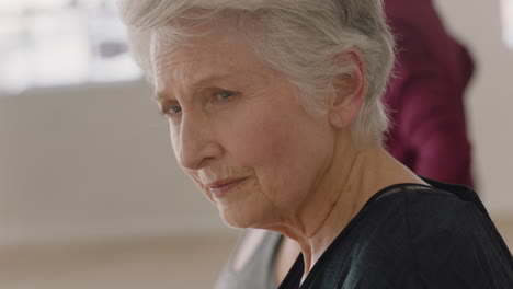 Retrato-Hermosa-Anciana-En-Clase-De-Yoga-Que-Parece-Confundida-Viendo-La-Práctica-De-Aprendizaje-De-Posturas-De-Meditación-En-El-Gimnasio