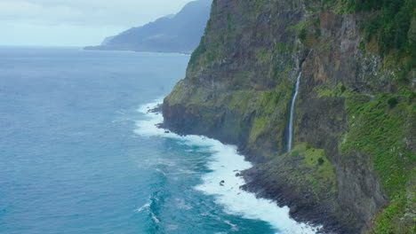 miradouro do véu da noiva madeira línea costera cascada panorama montaña con olas cielo playa océano