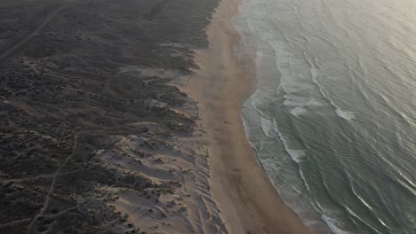 Vista-Aérea-De-La-Playa-De-Baleal-En-Peniche-Al-Atardecer.