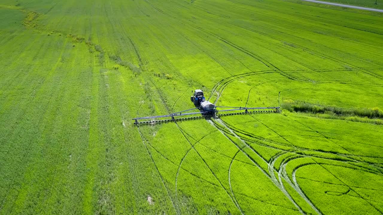 상단 뷰 트랙터 트레일러는 에 원의 흔적을 만니다.