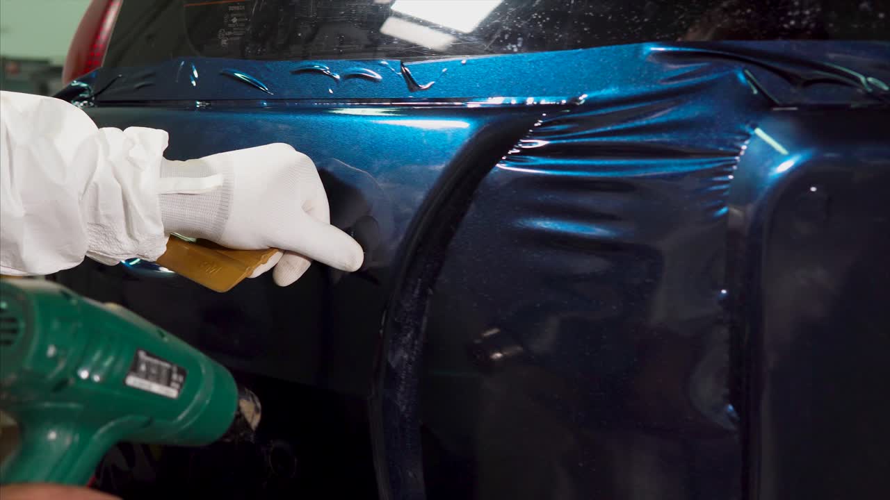 la aplicación de envoltura de vinilo a un coche