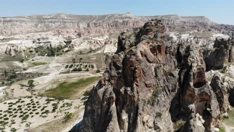 Mavic-Air-Bewegt-Sich-Langsam-Um-Einen-Felsgipfel-Im-Göreme-Tal