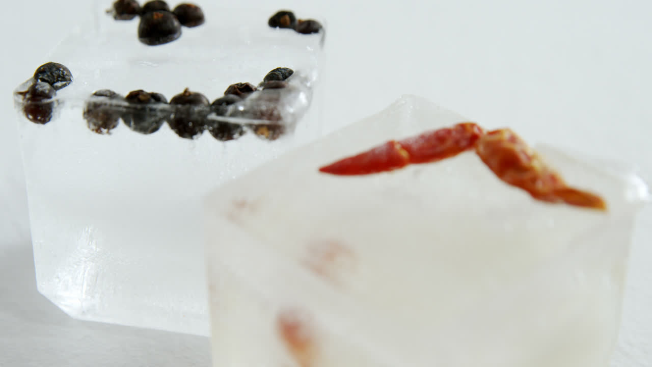 cubos de hielo con especias 4k