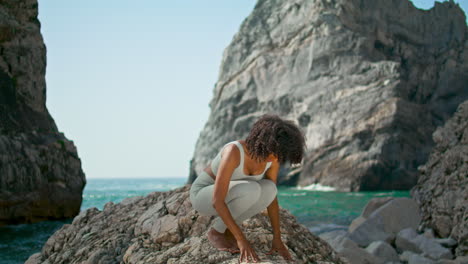 Chica-Practicando-Pose-De-Yoga-En-La-Playa-De-Ursa-Vertical.-Mujer-Africana-En-Forma-Doblando-El-Cuerpo