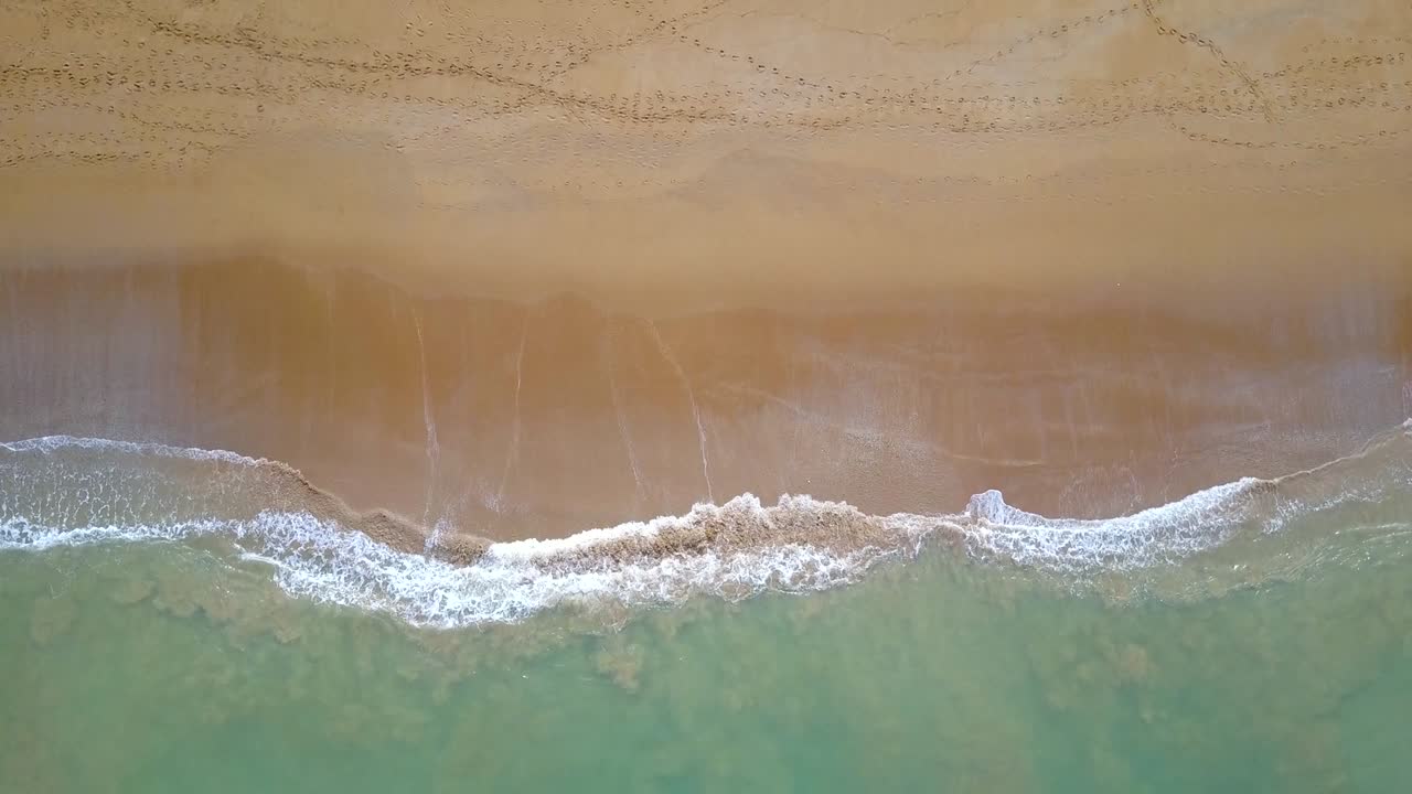 해안선에 도달하는 푸르키즈색 바다 파도의 공중 전망. 위쪽에서 아름다운 열대 해변. 여름 휴가 휴가 개념.