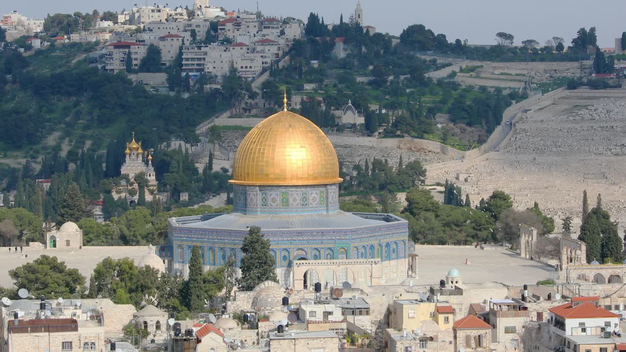 bandada de palomas dos veces volando a la cúpula de la mezquita de la roca