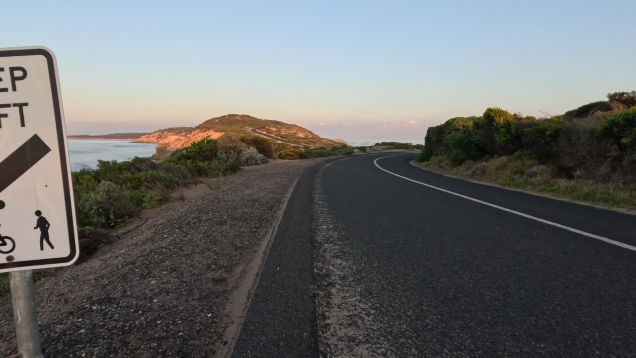 해안선 근처에 왼쪽을 유지하는 표지판이 있는 도로