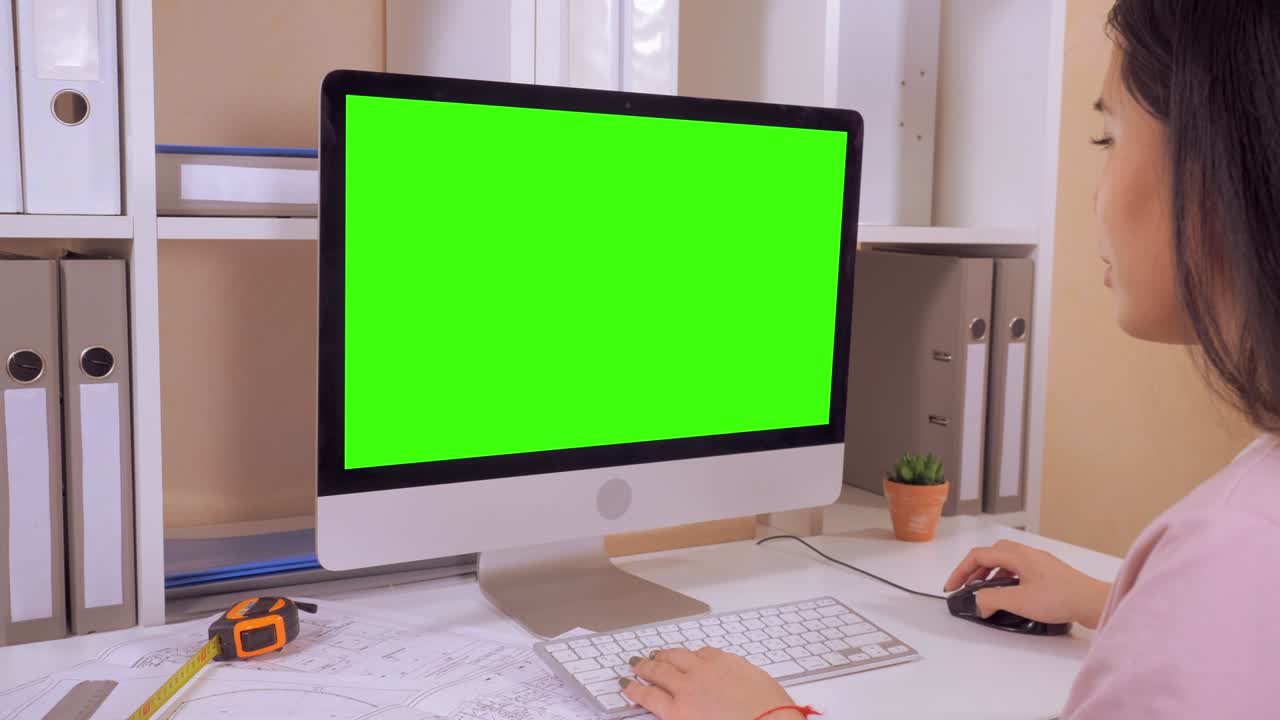 pc에서 타이핑하는 디자이너는 성공에 기합니다.