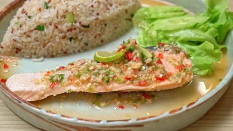 arroz frito con quinoa y salmón al vapor con aderezo de chile y lima - estilo de comida saludable