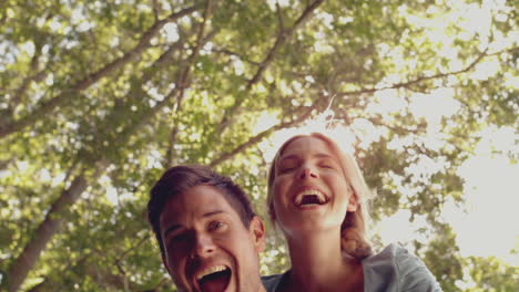 Pareja-Divirtiéndose-Juntos-En-El-Parque-En-Un-Día-Soleado