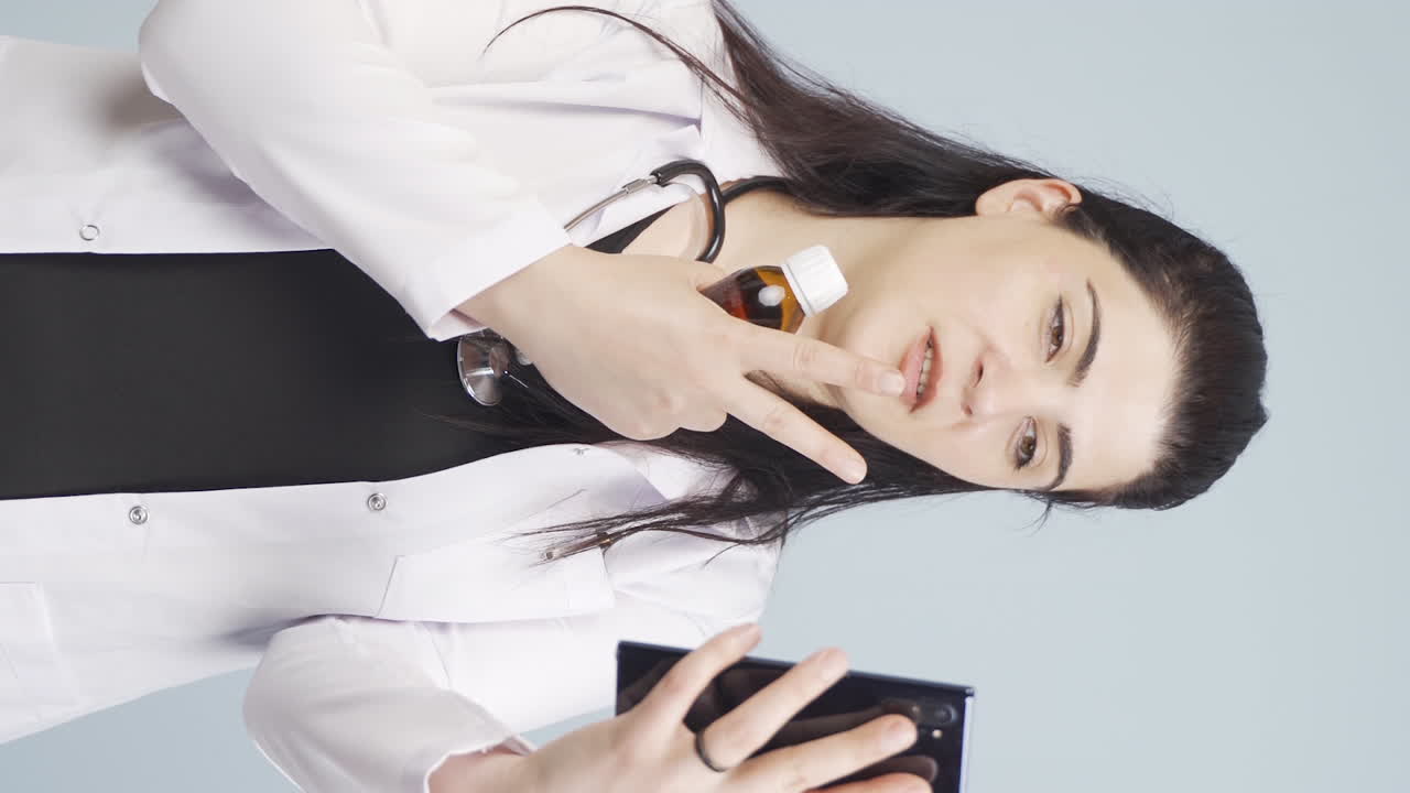 페이스타임에서 의학을 설명하는 의사의 수직 비디오.