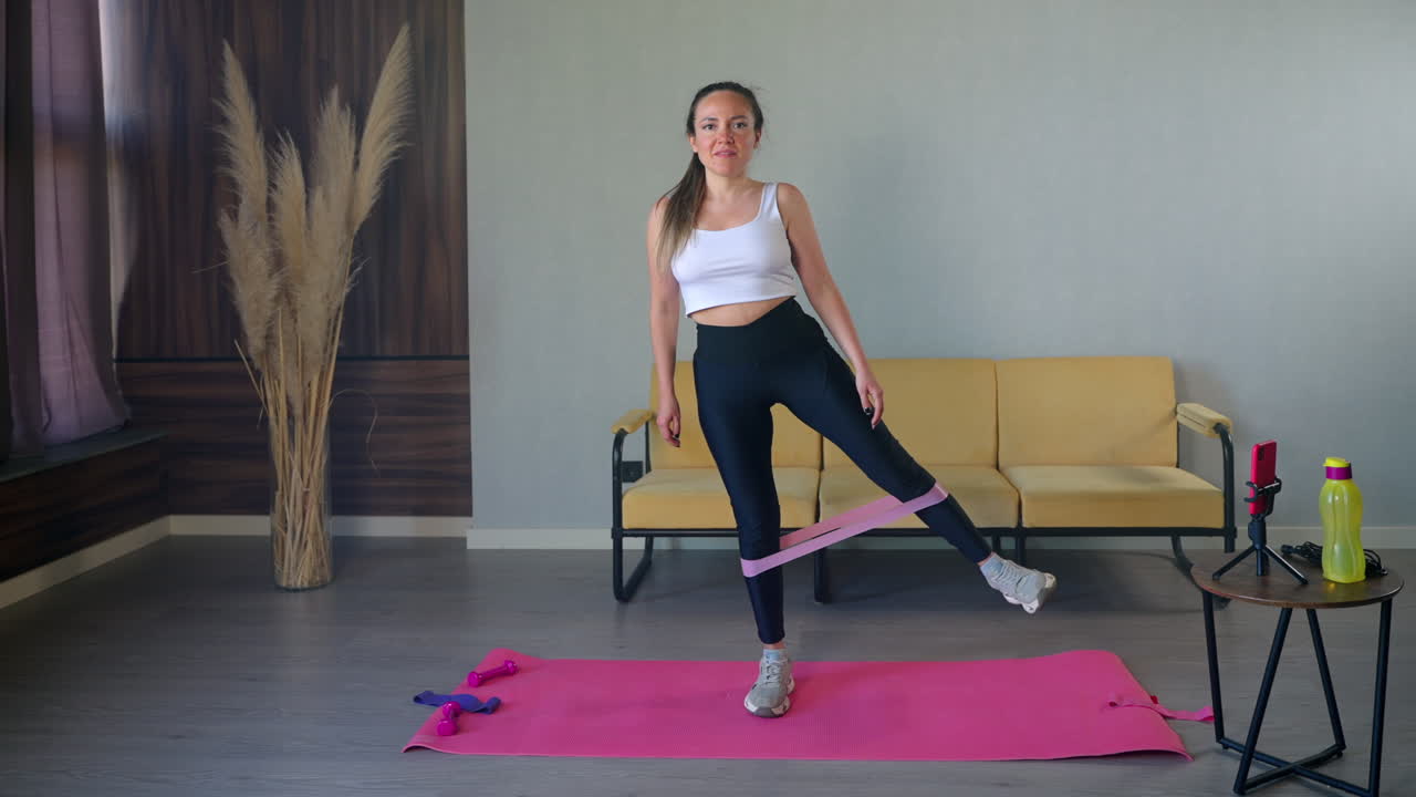 entrenamiento de piernas en el hogar con banda de resistencia