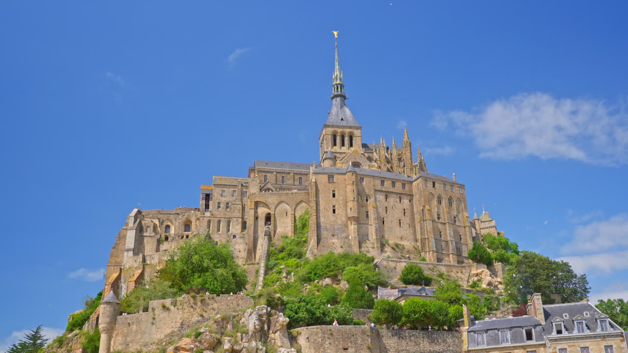 프랑스 노르망디에 있는 성을 바라보는 몬트 세인트 미 (mont saint-michel) - 느린 동영상 4k