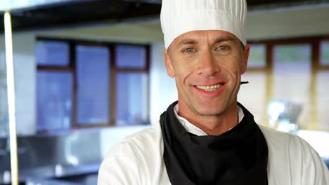 retrato de un chef feliz de pie con los brazos cruzados