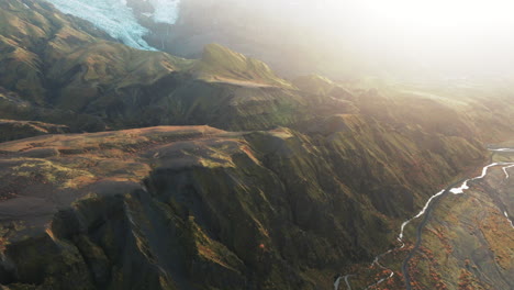 Aufsteigende-Luft,-Die-Einen-Gletscher-über-Dem-Tal-Des-Thorsmork-Flusses-Enthüllt