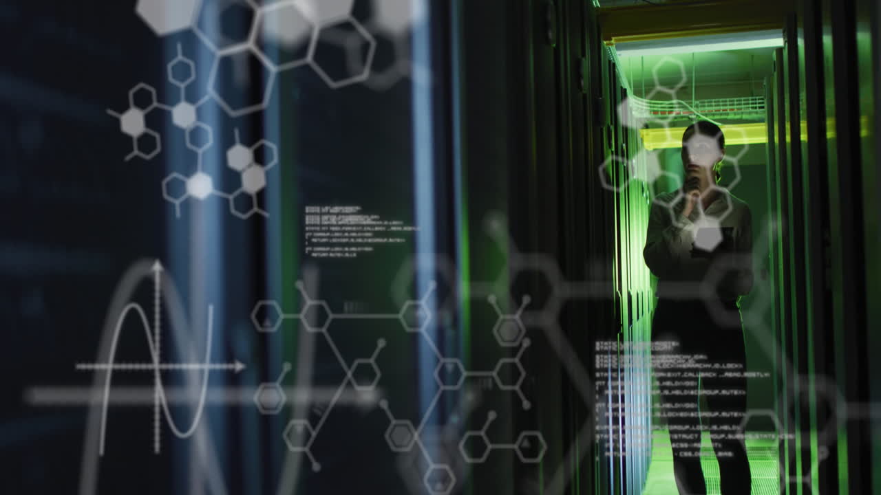 서버 에서 태블릿을 사용하는 사려 깊은 백인 여성 엔지니어에 대한 데이터 처리 애니메이션