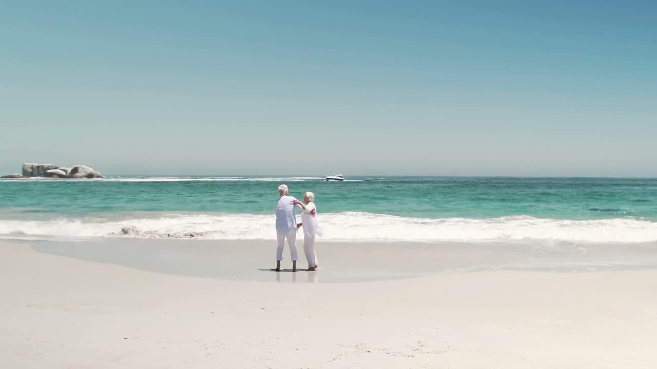 은퇴 한 부부 가 함께 춤 을 추고 있다