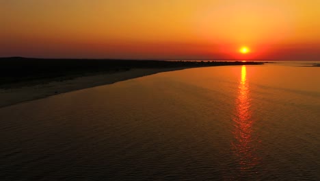 4k-Uhd-Luftdrohne-Zeigt-Schönen-Sonnenuntergang-über-Tropischem-Strand-Mit-Wolken-Mitten-Im-Meer