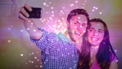una joven pareja feliz tomando una selfie juntos