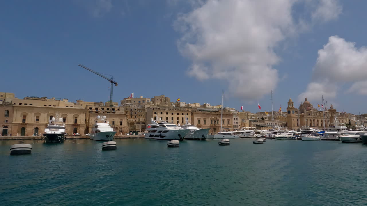 Vista panoramica sull'acqua e sul porto de La Valletta a Malta