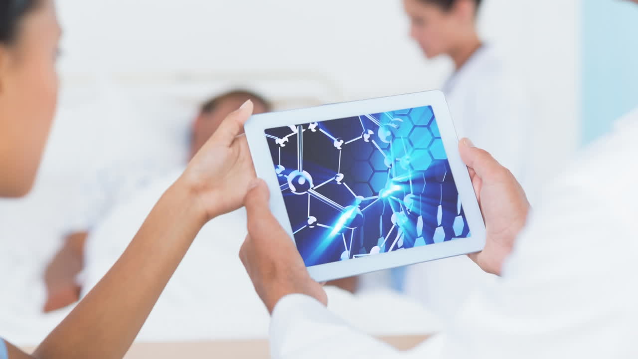 tabletas en las manos que muestran video de datos digitales