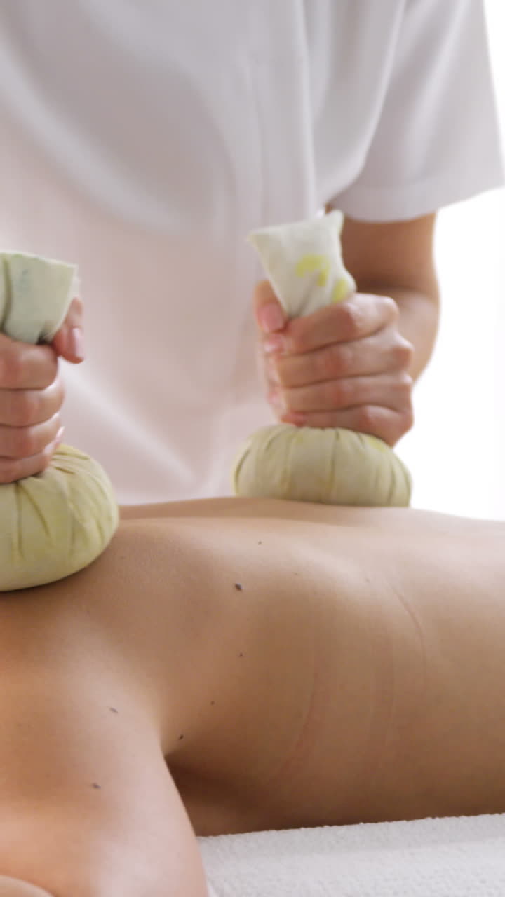 Terapeut masserer patientens ryg