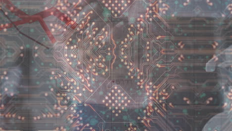 animación de conexiones de microprocesador y gráficos rojos que se mueven sobre la mano cercana usando desinfectante
