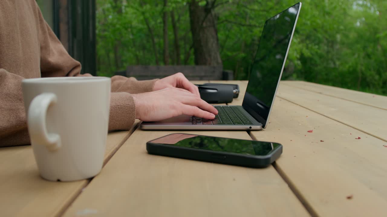 노트북으로 야외에서 일하는 사람