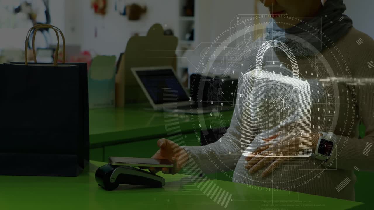 animación de un candado digital sobre las manos de una mujer embarazada caucásica que usa un teléfono inteligente