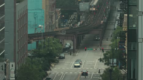 芝加哥市中心的高架火车在晚上开始运行 交通流量在下面