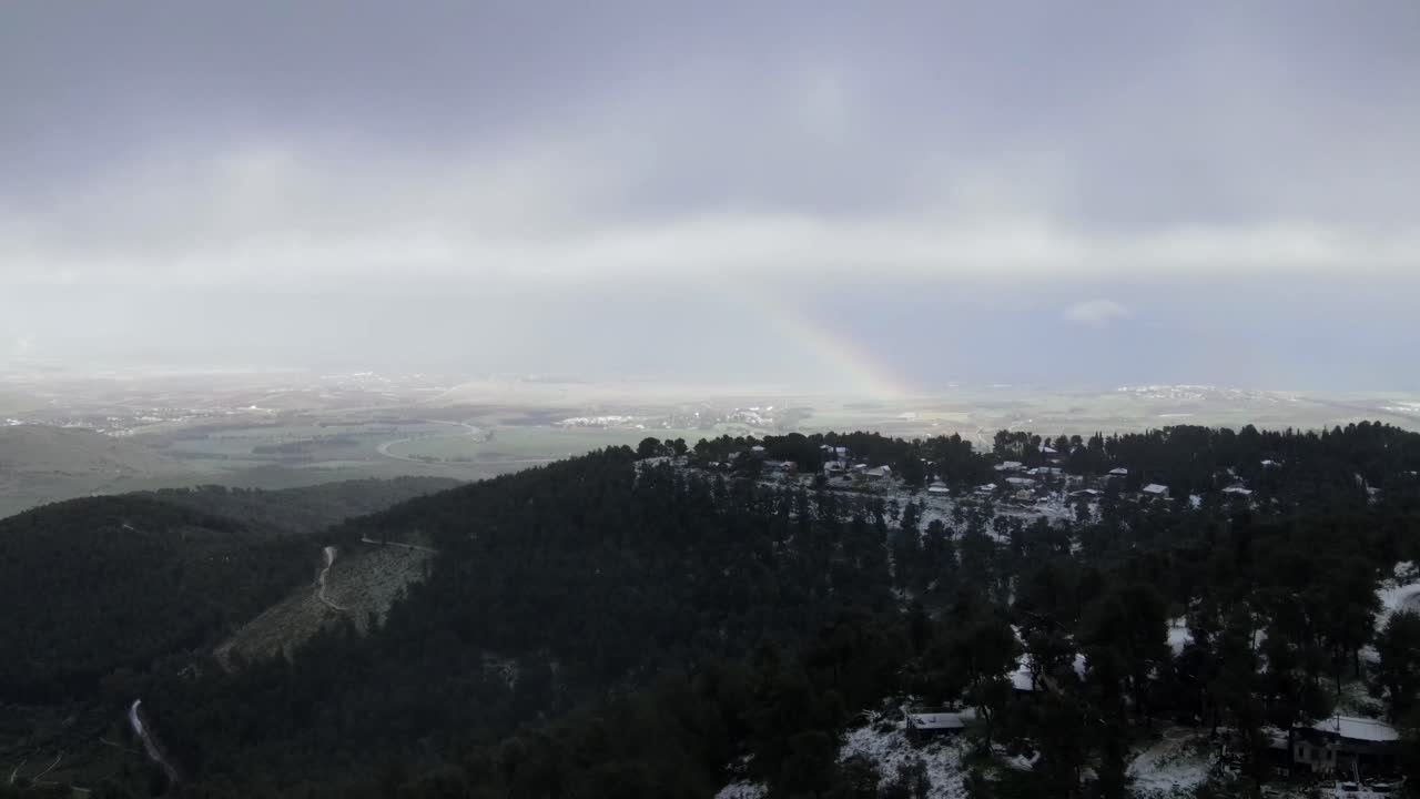 눈 인 산 위의 무지개
